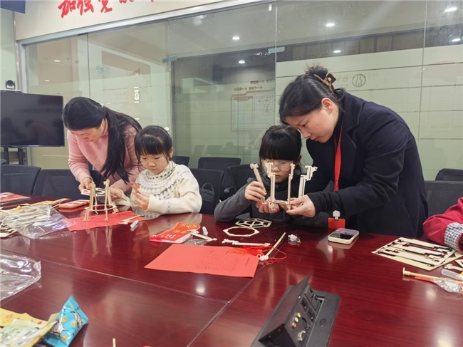“巧手做灯笼 压岁存梦想”绍兴银行台州临海支行元宵主题活动