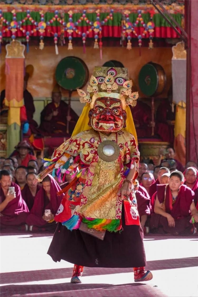 藏族羌姆舞的 “骷髅秘语”:面具为壳,舞述生死轮回的千年哲思