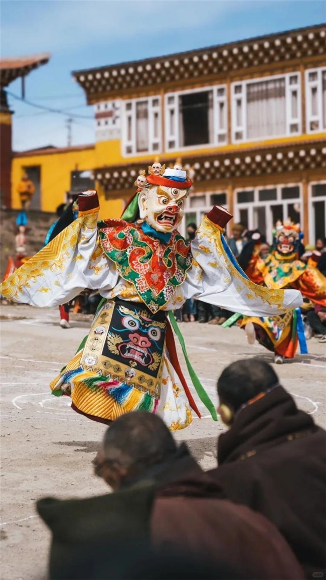 藏族羌姆舞的 “骷髅秘语”:面具为壳,舞述生死轮回的千年哲思