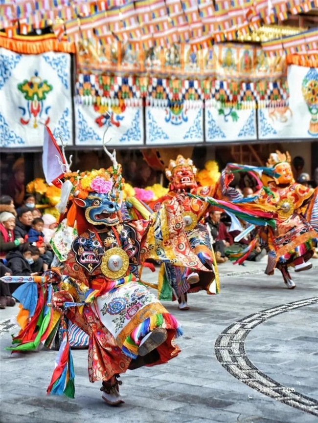 藏族羌姆舞的 “骷髅秘语”:面具为壳,舞述生死轮回的千年哲思