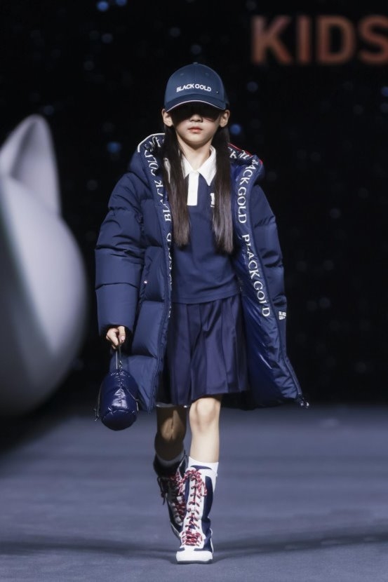沉浸北欧雪境！高梵KIDS AW2025大秀打造“绒冬奇遇记”