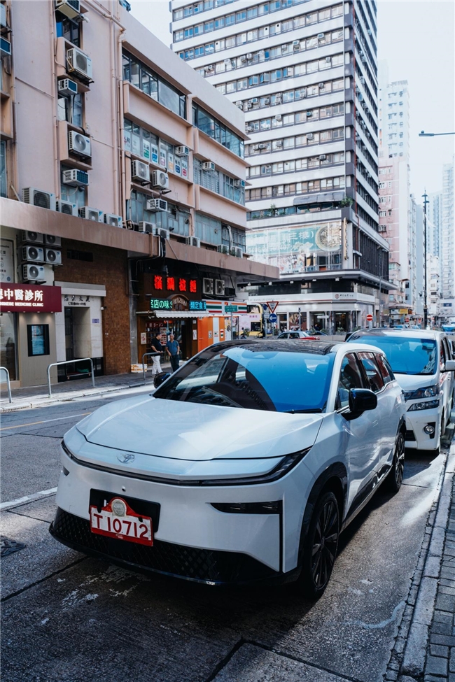 香港街头铂智3X引围观！明天上市揭秘