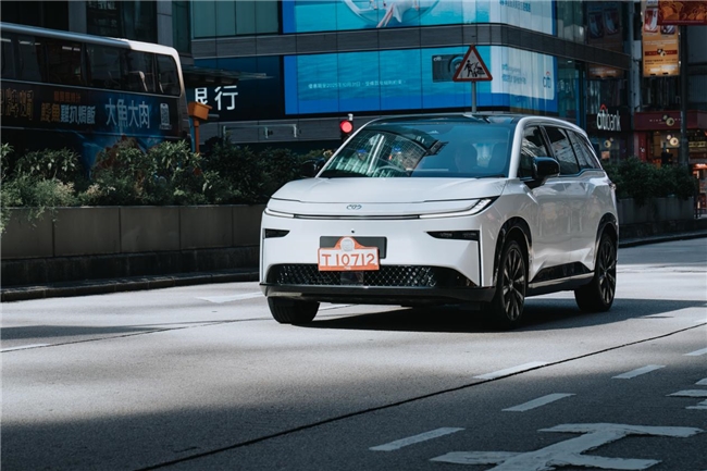 香港街头铂智3X引围观！明天上市揭秘