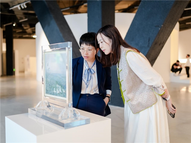 小米17系列携手苏绣双面绣，“双面视界 屏映千年”艺术展正式启幕