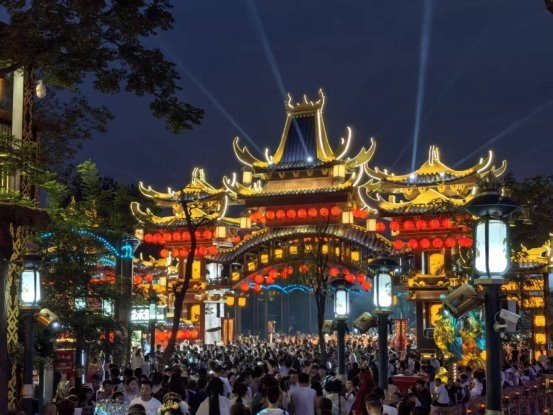 “ 輕資產不夜城 ”項目，直接就業近兩萬人，間接帶動上下游近十萬人就業