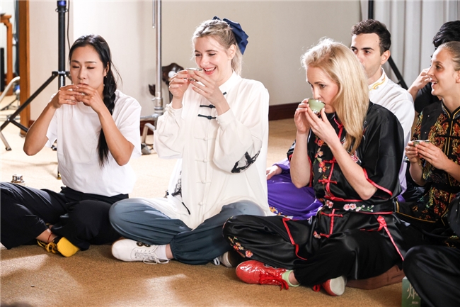 李连杰与世界武术代表峨眉论道:小罐茶见证中外文化交流