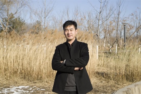 權凌云：墨韻花香里的藝途之旅 