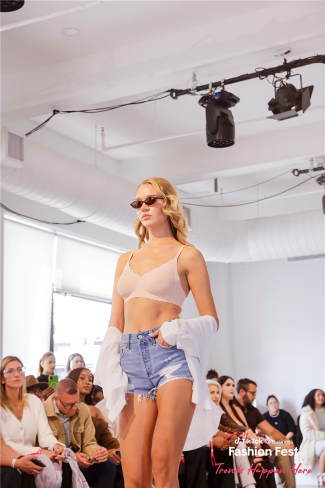 时尚内衣新品秀 2025102219331005.003.jpeg