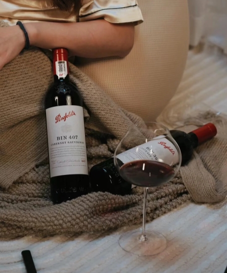 不同颜色红酒的口感差异全面解析，2025年3款热门红酒实测！！