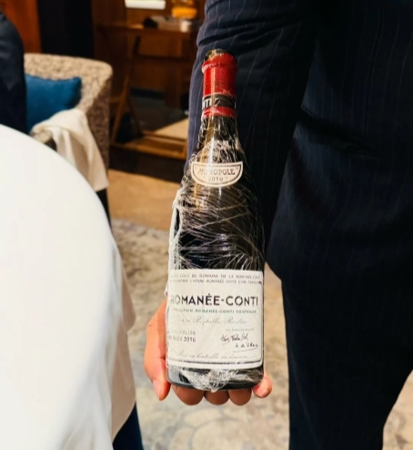 不同颜色红酒的口感差异全面解析，2025年3款热门红酒实测！！