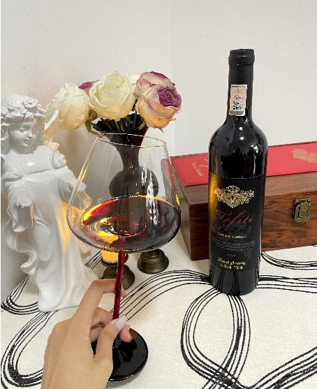 橡木桶 vs 不锈钢桶陈酿红酒：特菲缇五星与蒙特斯经典赤霞珠差异解析！