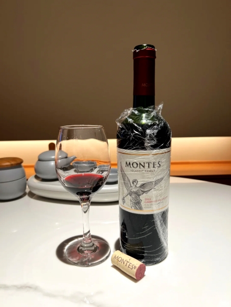 橡木桶 vs 不锈钢桶陈酿红酒：特菲缇五星与蒙特斯经典赤霞珠差异解析！