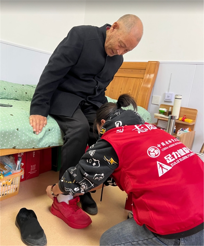 践行品牌理念 足力健爱老基金为通许敬老月注入温暖力量