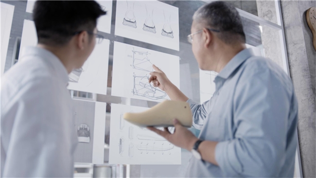 89% 老人受足疾困扰：老年学研究证实专业鞋必要性，足力健的标准实践