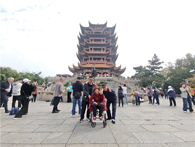 银发族晚年生活不设限：90后孙子带百岁奶奶登黄鹤楼过重阳