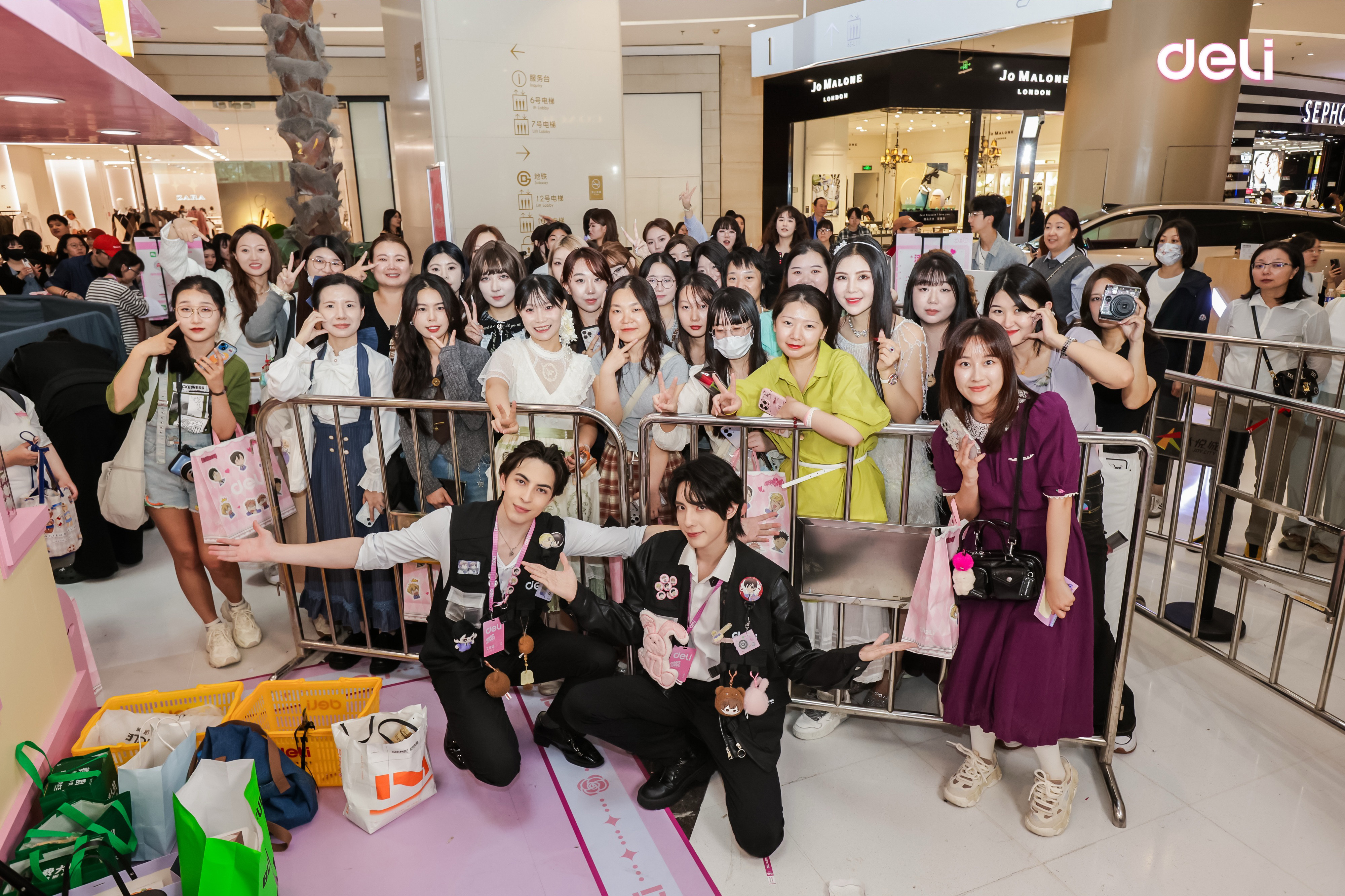 谁懂啊!得力把“樱兰高校”搬进商场了!这波IP联名真的赢麻了