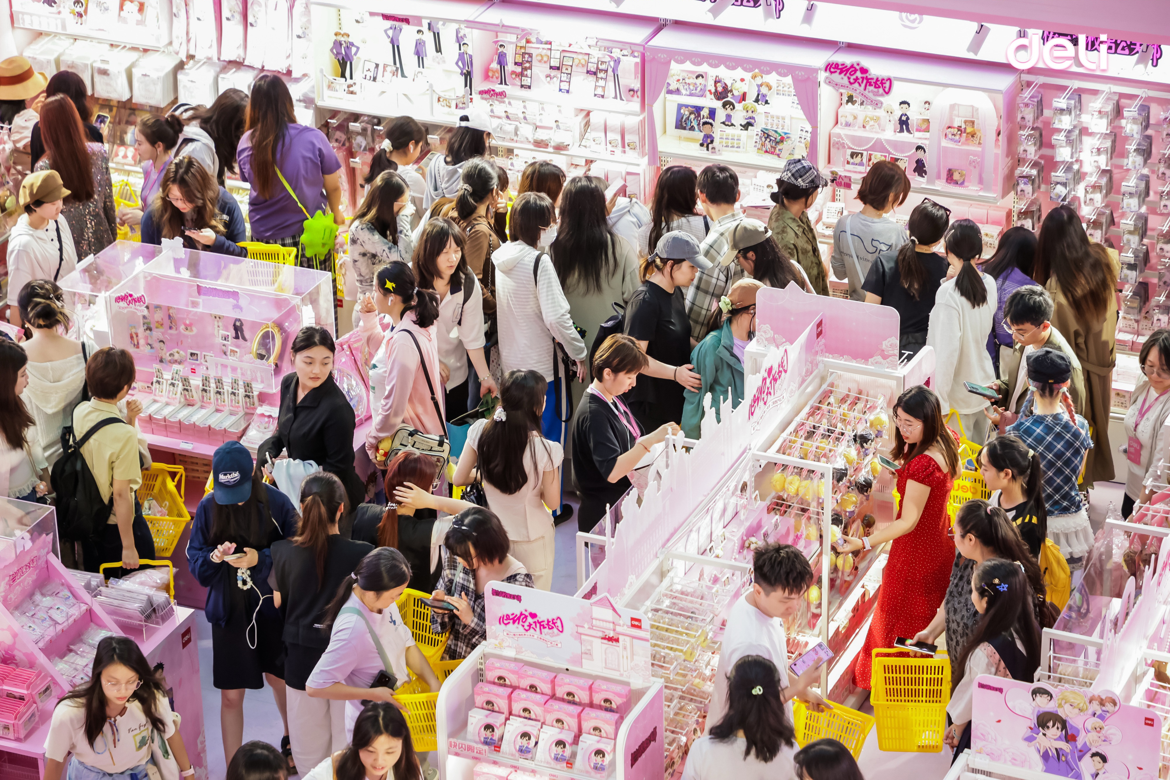 谁懂啊!得力把“樱兰高校”搬进商场了!这波IP联名真的赢麻了