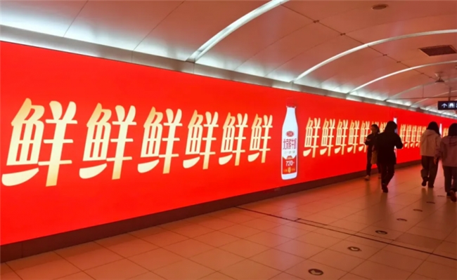 地铁海报“卷疯了”:三元满屏“鲜”、兰芳园堆“冻”,社畜被闹钟广告戳中“暴躁点”