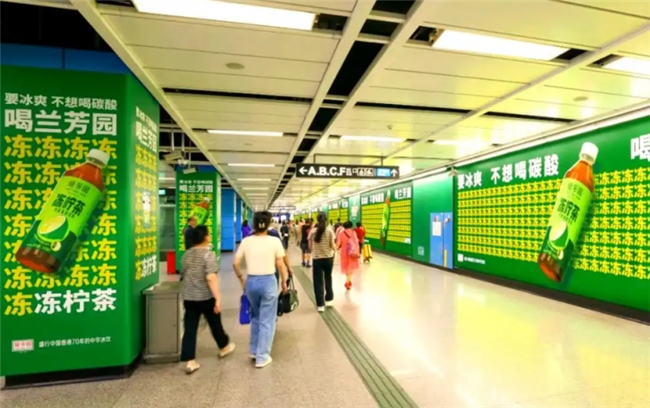 地铁海报“卷疯了”:三元满屏“鲜”、兰芳园堆“冻”,社畜被闹钟广告戳中“暴躁点”