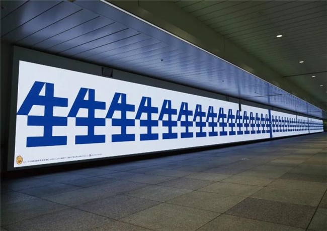 地铁海报“卷疯了”:三元满屏“鲜”、兰芳园堆“冻”,社畜被闹钟广告戳中“暴躁点”