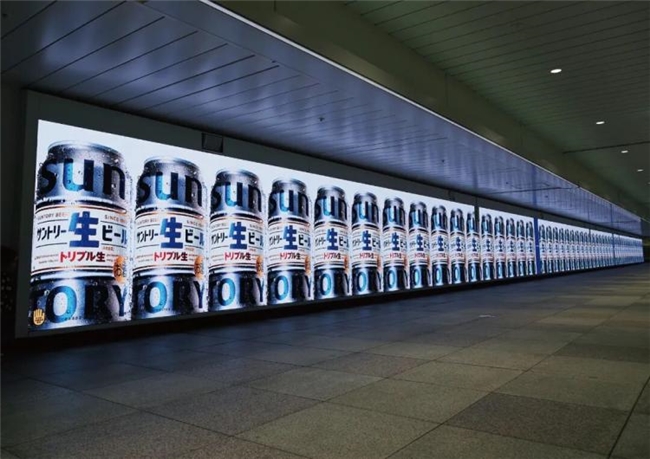 地铁海报“卷疯了”:三元满屏“鲜”、兰芳园堆“冻”,社畜被闹钟广告戳中“暴躁点”