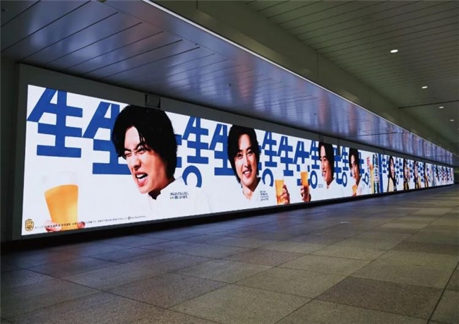 地铁海报“卷疯了”:三元满屏“鲜”、兰芳园堆“冻”,社畜被闹钟广告戳中“暴躁点”