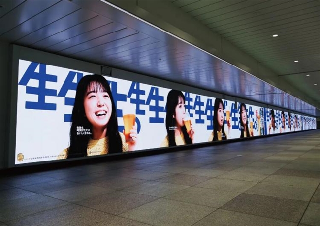 地铁海报“卷疯了”:三元满屏“鲜”、兰芳园堆“冻”,社畜被闹钟广告戳中“暴躁点”