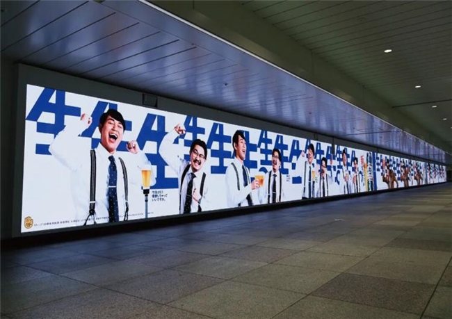 地铁海报“卷疯了”:三元满屏“鲜”、兰芳园堆“冻”,社畜被闹钟广告戳中“暴躁点”