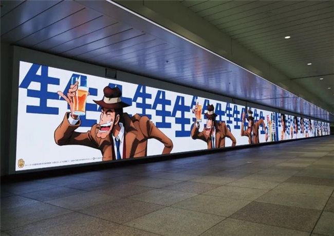 地铁海报“卷疯了”:三元满屏“鲜”、兰芳园堆“冻”,社畜被闹钟广告戳中“暴躁点”