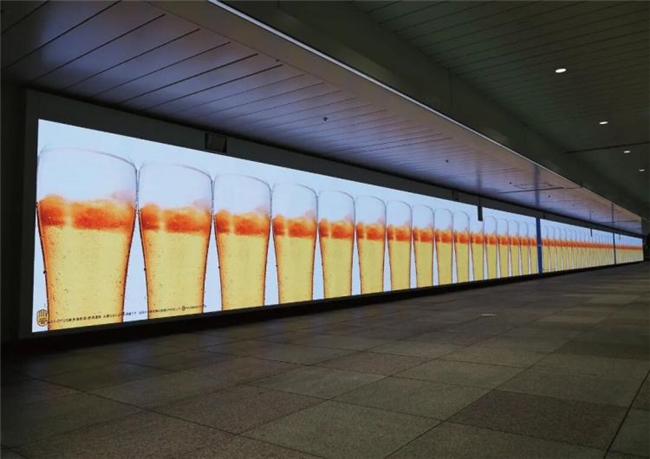 地铁海报“卷疯了”:三元满屏“鲜”、兰芳园堆“冻”,社畜被闹钟广告戳中“暴躁点”