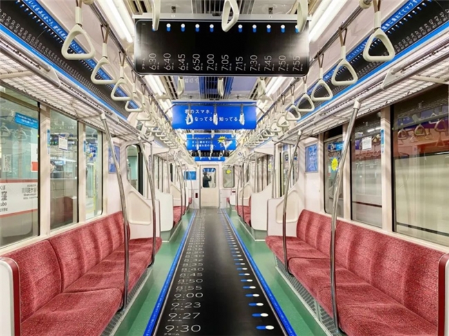 地铁海报“卷疯了”:三元满屏“鲜”、兰芳园堆“冻”,社畜被闹钟广告戳中“暴躁点”