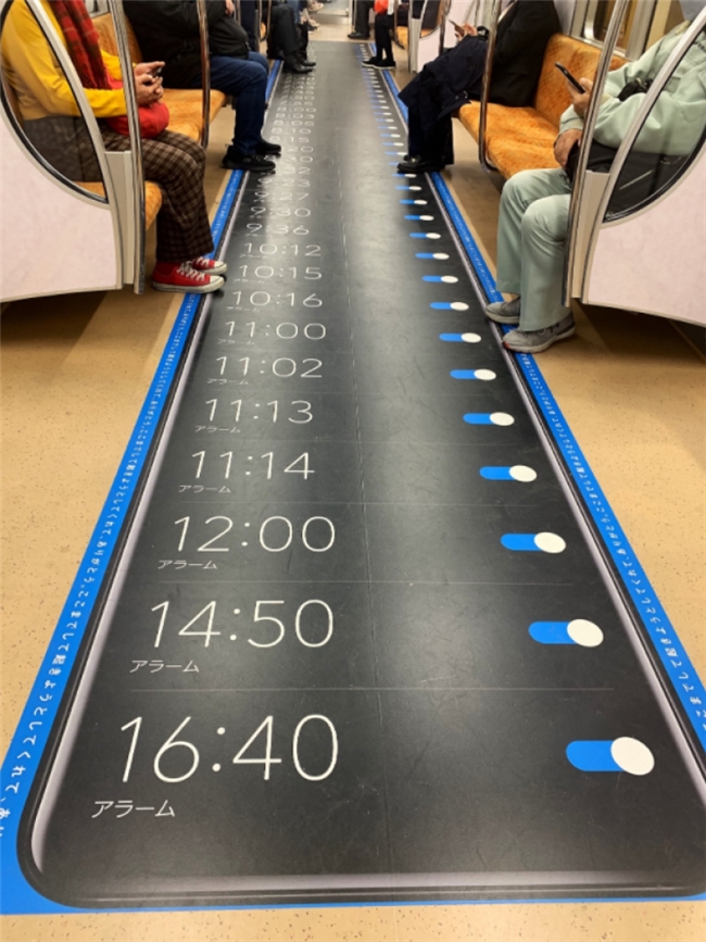 地铁海报“卷疯了”:三元满屏“鲜”、兰芳园堆“冻”,社畜被闹钟广告戳中“暴躁点”