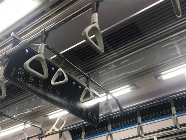 地铁海报“卷疯了”:三元满屏“鲜”、兰芳园堆“冻”,社畜被闹钟广告戳中“暴躁点”