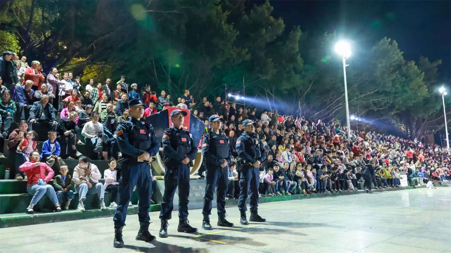 为大型文艺晚会保驾护航.jpg 为大型文艺晚会保驾护航.jpg