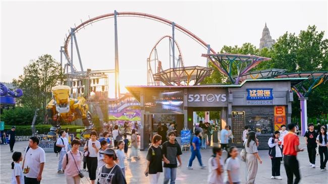 52TOYS猛兽匣携手北京欢乐谷办快闪 打造“边玩边买”的机甲宝藏库