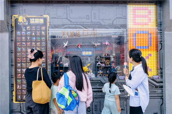52TOYS猛兽匣携手北京欢乐谷办快闪 打造“边玩边买”的机甲宝藏库