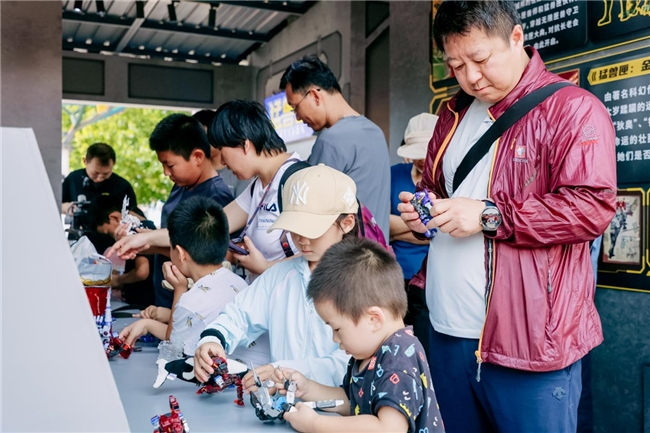 ​北京欢乐谷52TOYS猛兽匣快闪持续火爆 “甩手变形”新品引关注第3张