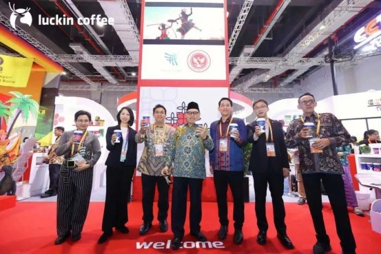 一杯咖啡品世界，从进博会看瑞幸的全球咖啡产业布局