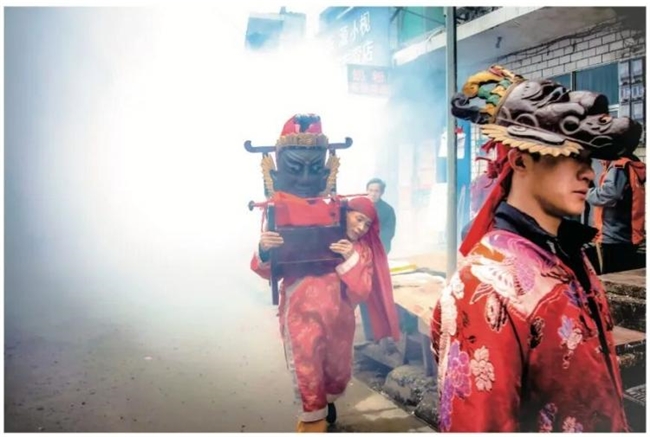 邓勇镜头下的赣傩:面具后的人神共生
