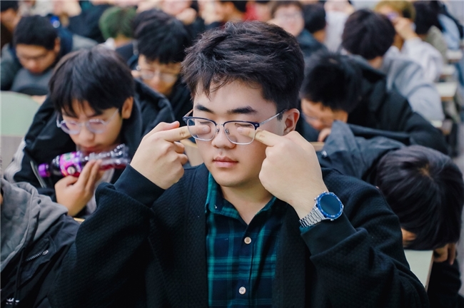 明眸未来，共筑青春视觉梦想  —— 2025全国大学生干眼公益活动走进哈尔滨理工大学