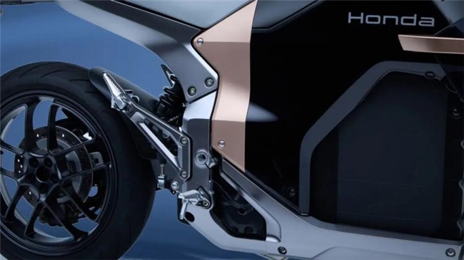 告别红底银翼!本田燃油旗舰车型启用「Flagship WING」新徽章