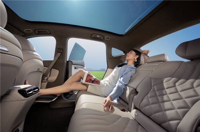 续航对决：昊铂HT 825km碾压智己LS6，谁才是长途出行首选？