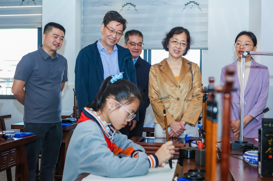 捐赠智慧书法教室，传承文化薪火——福建奔驰“启明星计划”走进三明市尤溪县(图4)