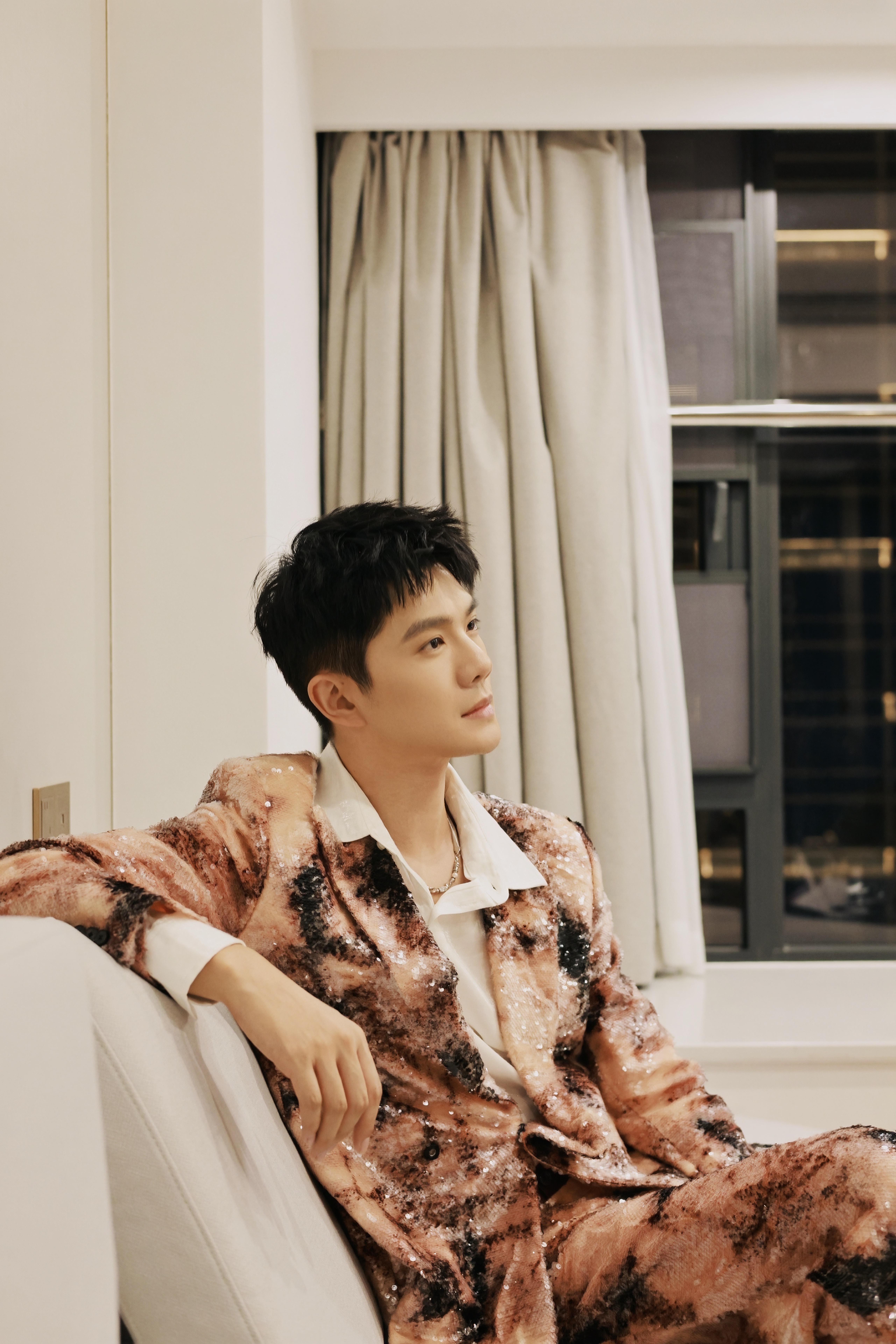 孙熹之二度主持文荣奖红毯 亮钻礼服亮相微短剧之夜