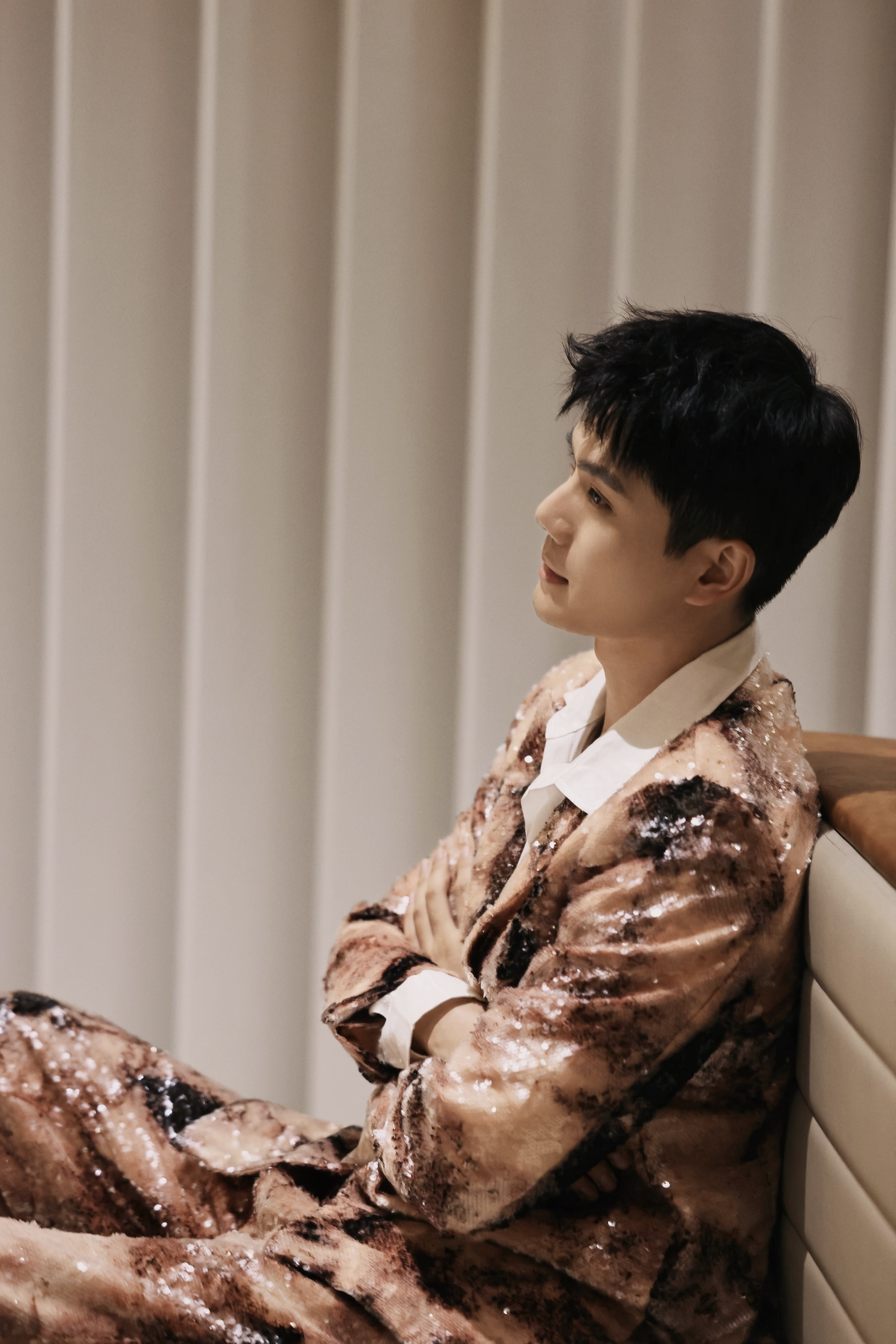 孙熹之二度主持文荣奖红毯 亮钻礼服亮相微短剧之夜