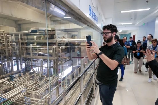 中外媒体采访团走进伊利云南工厂，见证绿色、智慧乳业发展图景