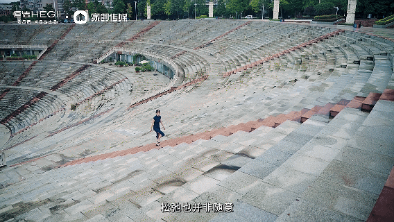 “恒洁焕新家”第二季第9期:泸州设计师胡雪|250㎡大平层,“拆”出秩序与松弛的温馨江景雅居 “恒洁焕新家”第二季第9期:泸州设计师胡雪|250㎡大平层,“拆”出秩序与松弛的温馨江景雅居