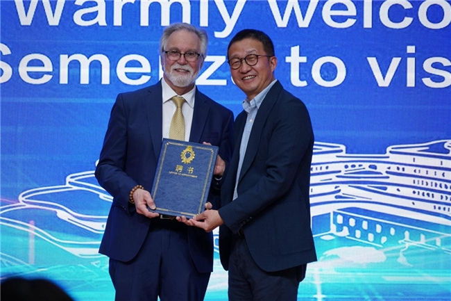 诺奖智慧锚定银发健康新高度!享佳集团签约格雷格教授任首席科学顾问,政企见证下开启产业新篇