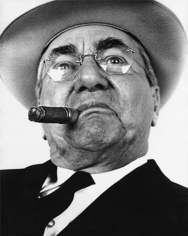 光影定格的灵魂诗,理查德・艾维顿的摄影哲学