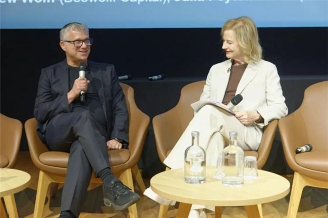 Andrew Wolff（Beowolff Capital创始人兼CEO、Artnet临时CEO）与Brunswick Arts的Julia Peyton-Jones在伦敦Art Market 2050大会上对谈。图片致谢：Art Market Minds